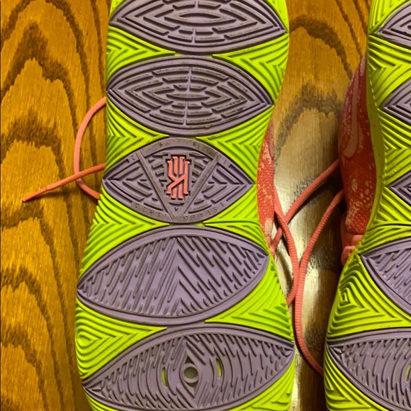 Kyrie 5 Patrick’s - Picture 6 of 8